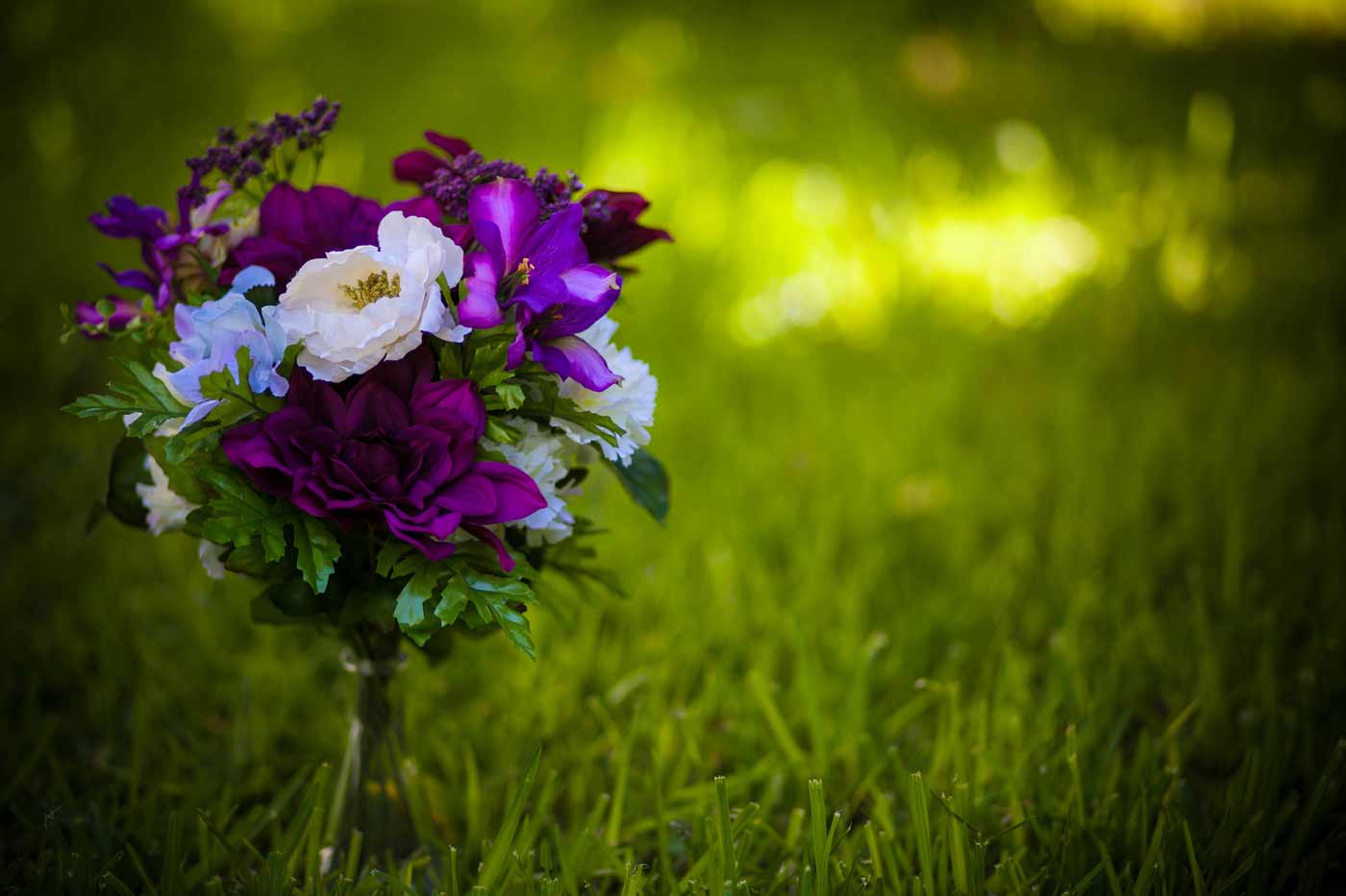 Composição floral em tons de roxo e branco