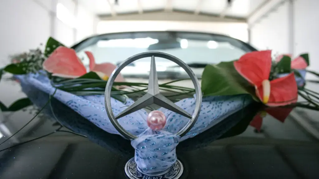Decoração floral personalizada num automóvel