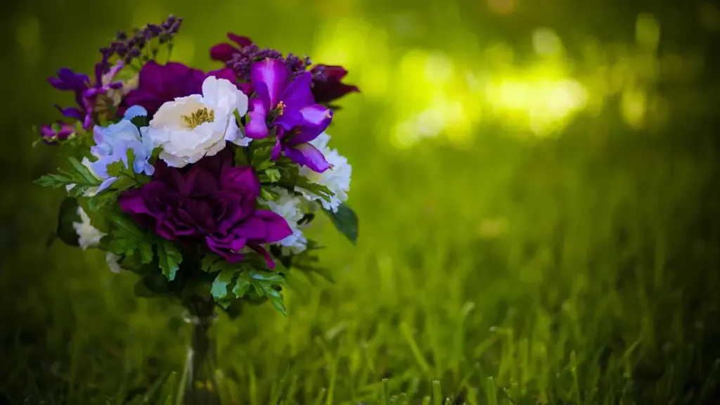 Arranjo de flores em tons de roxo e branco para o Dia da Mãe